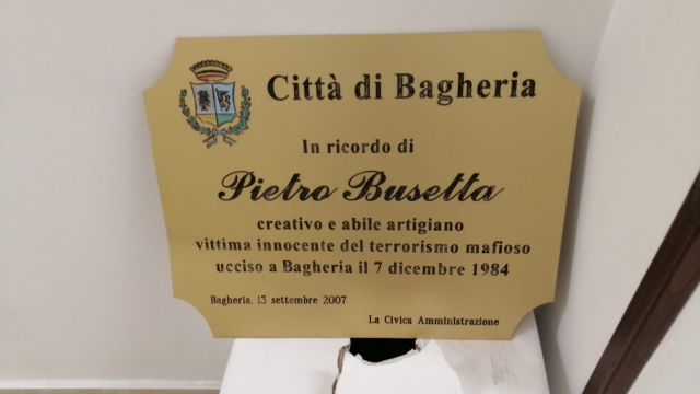 La targa dedicata alla memoria di Pietro Busetta, vittima di mafia, è caduta a causa di fattori atmosferici e di usura. L'amministrazione interviene per metterle in sicurezza